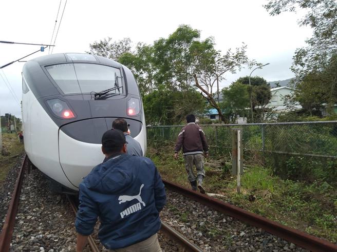 老翁疑闯平交道，列车煞车不及，当场撞毙。（王志伟翻摄）