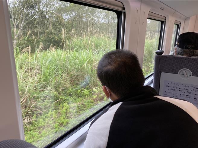 因列车突然煞车，列车乘客惊讶，好奇往窗外查看。（王志伟翻摄）