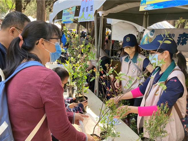 林業保育署嘉義分署「植樹月」 送苗木活開跑，圖為往年民眾兌換苗木盛況。（林業署嘉義分署提供／廖素慧嘉義傳真）