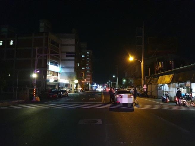 彰化縣福興鄉中正路黃昏市場前行人穿越道2月20發生行人與休旅車事故，吳姓老婦被撞送醫搶救3日後傷重死亡。（民眾提供／孫英哲彰化傳真）