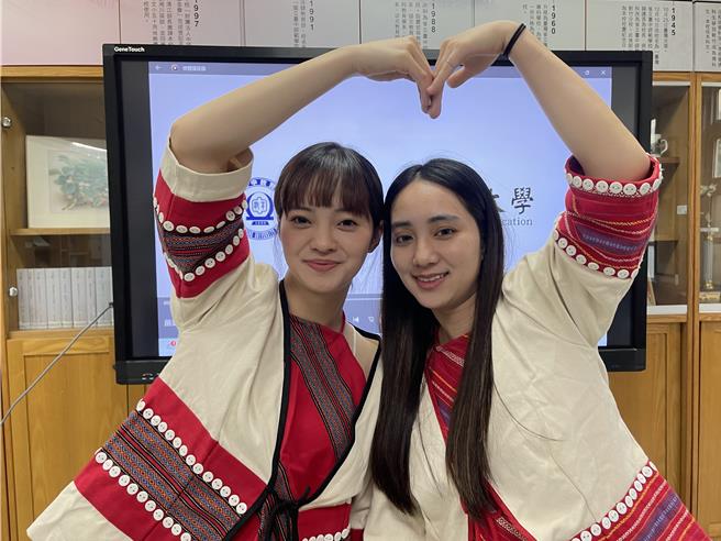 泰雅族美女姊妹花罗佩娴（左）与罗梓瑜（右），纷纷放弃人人称羡的空姐、药剂师高薪工作，毅然决然投入原乡教职，作育英才。（王煌忠摄）