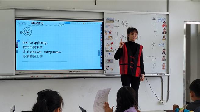 放弃空姐转任教职的罗佩娴，在新竹尖石国小实习时，生动的教学方式，深受原乡小朋友喜爱。（台中教育大学提供／王煌忠台中传真）