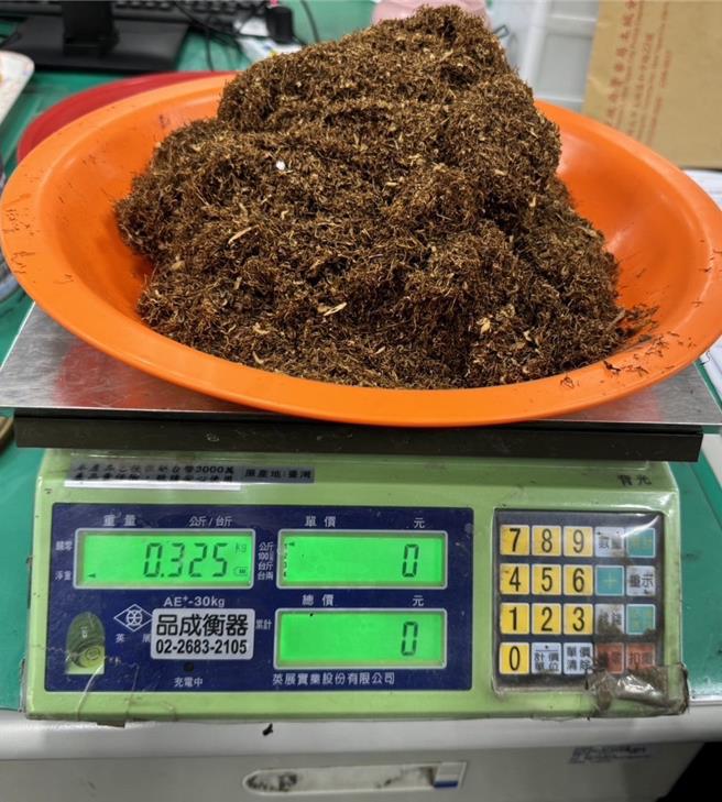 2024年3月1日新北市／警方持搜索票進入搜索後，發現大量菸草及捲菸工具放在陽台上，經查菸草內含有3級毒品K他命成分。（新北市土城警分局提供／劉瑋晴新北傳真）