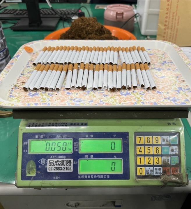 2024年3月1日新北市／警方持搜索票進入搜索後，發現大量菸草及捲菸工具放在陽台上。（新北市土城警分局提供／劉瑋晴新北傳真）