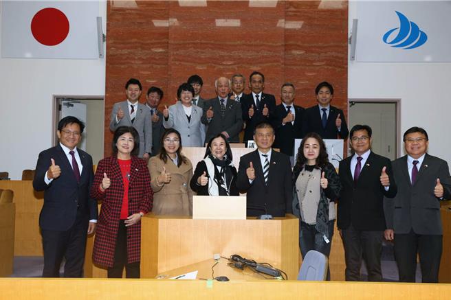 台南市议长邱莉莉、副议长林志展率领的赴日参访团，2月29日抵达台南市友谊市群马县水上町议会拜会，受到水上町长阿部贤一及议长石坂武等人的热烈欢迎。（台南市议会提供／洪荣志台南传真）