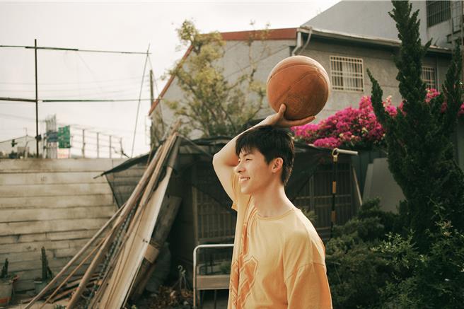 许光汉在《青春18x2 通往有你的旅程》再度拿出纯净又青春的少年感。（翻滚吧男孩电影有限公司提供）