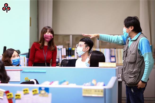 行政院人事总处已宣布，自今年元旦起调整军公教人员定期退抚给与给付金额4％案。(本报资料照)