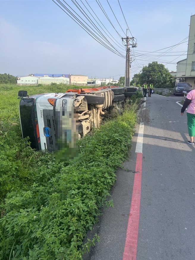 神冈区庄后里厚生路部分路段不到3米宽，常造成车子跌落农田里。（陈淑娥摄）