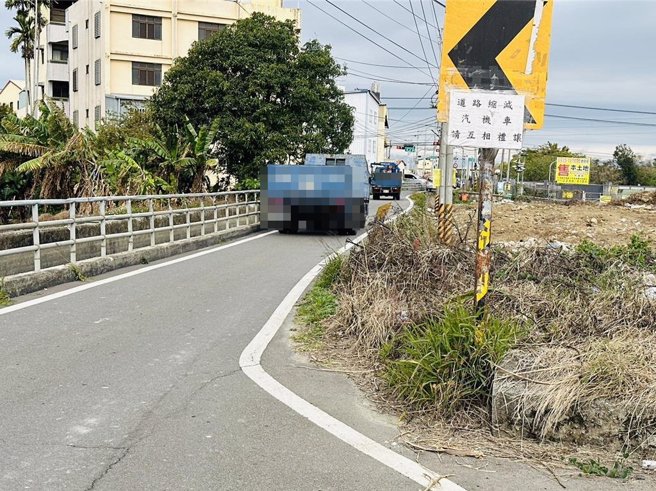 神冈区庄后里厚生路部分路段不到3米宽，不易会车。（陈淑娥摄）