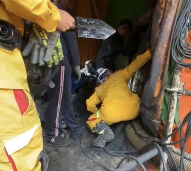 高雄市消防緊急搜尋搶救。 （翻攝照片／洪靖宜高雄傳真）