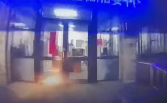 嫌撞分駐所前才開啟行車紀錄器，可以清楚見到蘇員站在值班台前最後身影。( 戴志揚翻攝) 