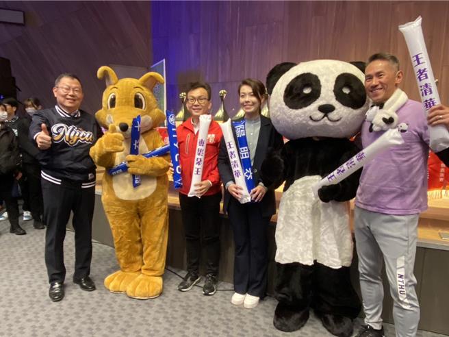 今年梅竹賽由清華大學校長高為元、陽明交大校長林奇宏一同擊鑼揭開序幕，新竹市長高虹安及立委鄭正鈐也親自來參加，並與兩校吉祥物合影。（王惠慧攝）