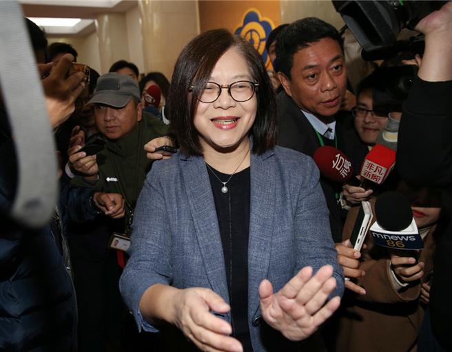 大陆国台办发言人朱凤莲公开点名海委会主委管碧玲「极为冷血」，管碧玲今受访时被问到相关问题时，竟擅自摸了发问记者的左脸，称「看看我的体温」。（姚志平摄）