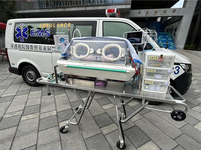 屏東東區扶輪社1日斥資300餘萬捐贈屏基、輔英、恆基等3家醫院各1套新型輸送型保溫箱，以完善屏東新生兒重症後送及外接運作機制。（謝佳潾攝）