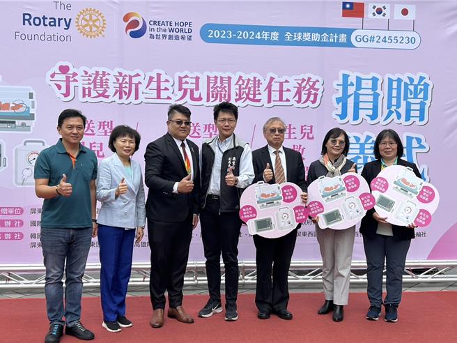 屏東東區扶輪社1日斥資300餘萬捐贈屏基、輔英、恆基等3家醫院各1套新型輸送型保溫箱，以完善屏東新生兒重症後送及外接運作機制。（謝佳潾攝）