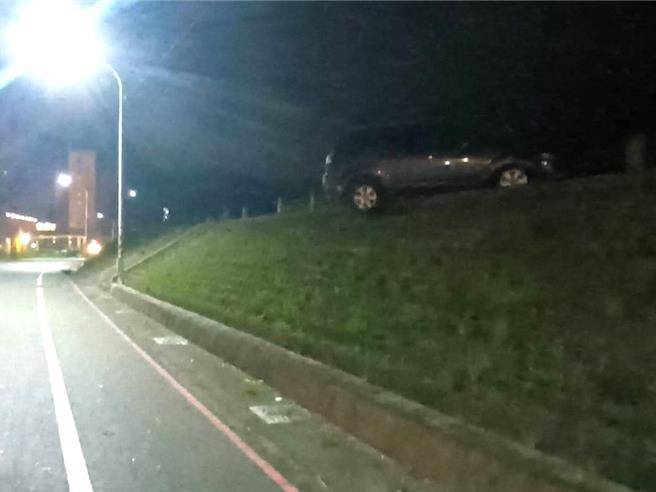 台东知本内温泉今天凌晨0时发生离奇车祸，1辆深灰色休旅车竟出现在3公尺高堤防边。（读者提供／蔡旻妤台东传真）