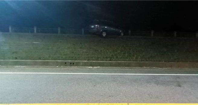 台东知本内温泉今天凌晨0时发生离奇车祸，1辆深灰色休旅车竟出现在3公尺高堤防边。（读者提供／蔡旻妤台东传真）