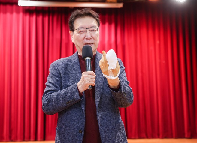 资深媒体人赵少康1日出席「新立院新观点」网路节目开播记者会。（粘耿豪摄）