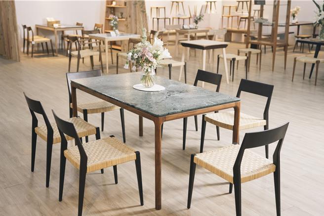 來自花蓮玉里的手作木工家具品牌《木想傢》，致力於培育偏鄉青年打造精緻家具。運用國產材料製作的蛇紋石相思木餐桌，拿下德國iF設計獎。（木想傢提供／王志偉花蓮傳真）