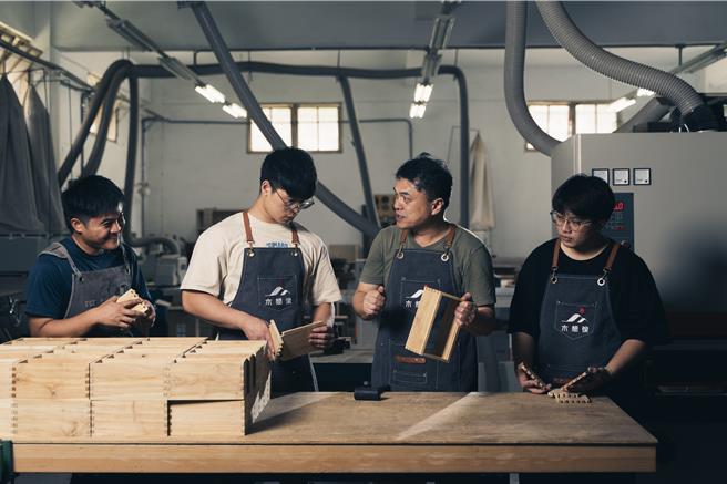 退休老師王嘉納（右二）與地方青年共同努力，希望作品能從縱谷走向世界。（木想傢俱提供／王志偉花蓮傳真）