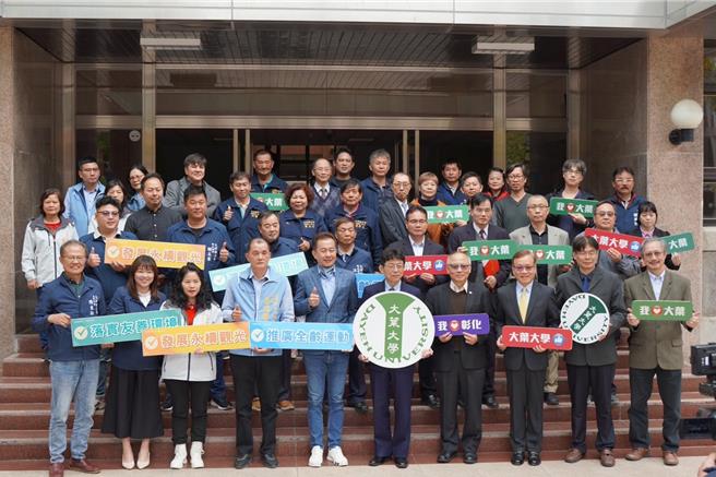 彰化县大村乡长赖志铭（左五）与大叶大学校长方文昌校长（右五）1日代表签订合作备忘录，宣布双方建立伙伴关系。（大村乡公所提供／孙英哲彰化传真）