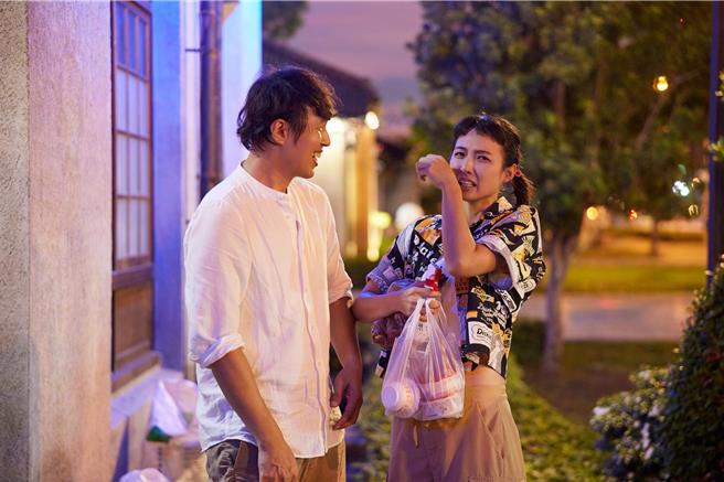 黄湘婷（右）摸鱼后才回到店内，结果被吓哭。（客家电视提供）