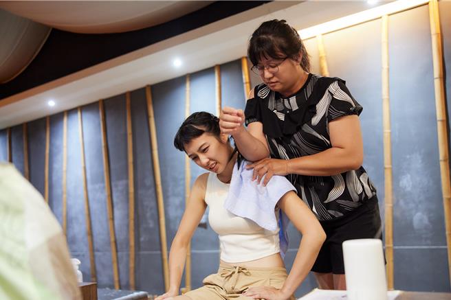 黄湘婷担任外送员，结果却跑去按摩。（客家电视提供）