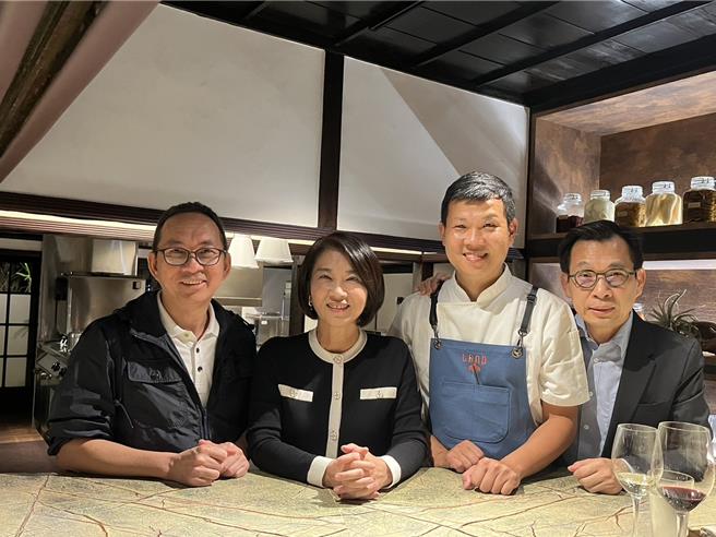 屏东县长周春米讚许主厨邱泓训（右二）返乡创业，以屏东食材做法式料理，世界级麵包大师吴宝春（左）与法料名厨简天才（右）一起为屏东子弟兵加持打气。（屏县府提供／谢佳潾屏东传真）