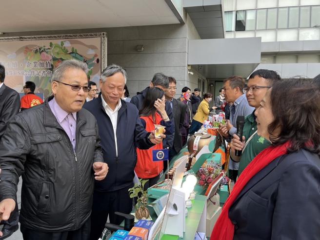 社区小农向林长立与张清荣介绍社区产品（图片来源：高雄市农业局提供）

