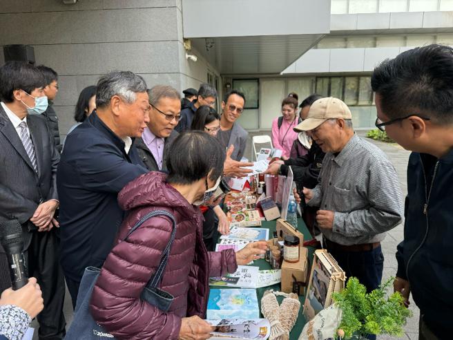 林长立与张清荣与老农话家常（图片来源：高雄市农业局提供）