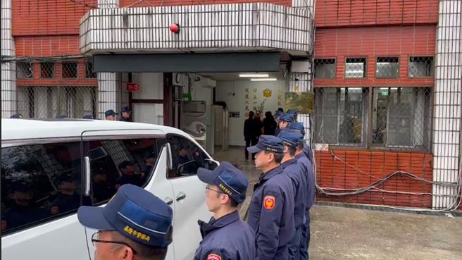 新北市貢寮一名簡姓男子昨晚涉嫌駕駛小貨車，先在台62線撞死劉姓騎士，後又衝入基隆市警第三分局八堵分駐所，撞死年僅24歲的員警蘇昱鴻。今日下午家屬與同仁為蘇員舉行招魂，警員同袍於雨中列隊等候，場面哀戚。（徐佑昇攝）