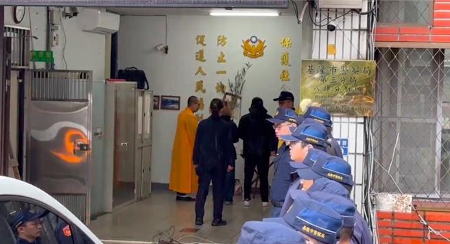 新北市貢寮一名簡姓男子昨晚涉嫌駕駛小貨車，先在台62線撞死劉姓騎士，後又衝入基隆市警第三分局八堵分駐所，撞死年僅24歲的員警蘇昱鴻。今日下午家屬與同仁為蘇員舉行招魂，警員同袍於雨中列隊等候，場面哀戚。（徐佑昇攝）