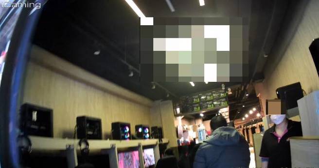 警方獲報有人在網咖內吸毒，員警接獲通報到達網咖，李男剛好在網咖店前抽菸。（翻攝畫面）