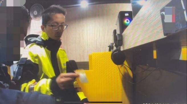 警方在男子隨身包包中查獲毒品安非他命1包及吸食器具1組。（翻攝畫面）