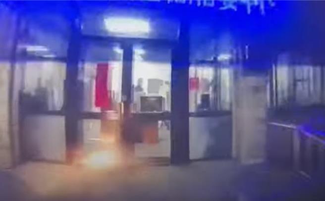 簡嫌撞分駐所前才開啟行車紀錄器，可以清楚見到蘇員站在值班台前最後身影。（戴志揚翻攝）