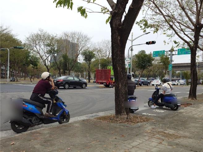 高雄市楠梓區一處待轉格，遭網友嫌是「奈米待轉格」，不容易進入且車頭容易突出造成危險，高雄市交通局說，會根據車流研議是否擴大待轉格。（任義宇攝）