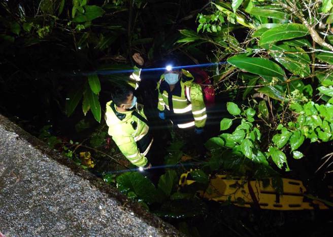 公路局承包商劉姓男子巡查時遇死劫，遭到撞警嫌追撞摔落邊坡傷重不治。（圖／戴志揚翻攝）