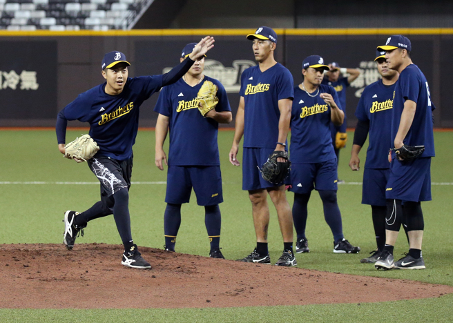 中信兄弟1日来到台北大巨蛋进行练球。（赵双杰摄）