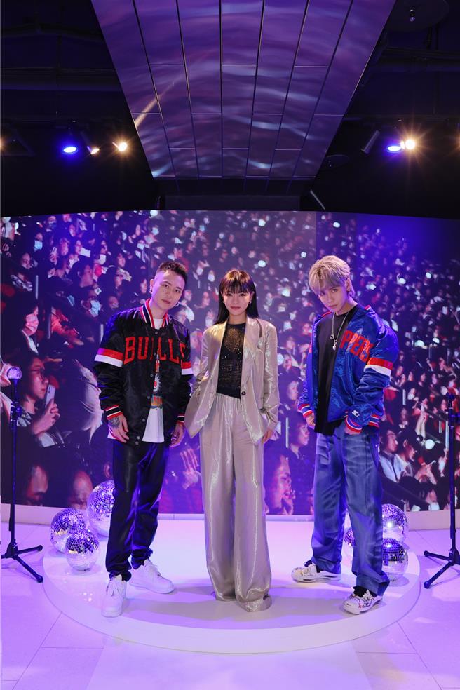 萧秉治（左起）、丁噹、鼓鼓日前在展览化身导览员与粉丝热情互动。（相信音乐提供）