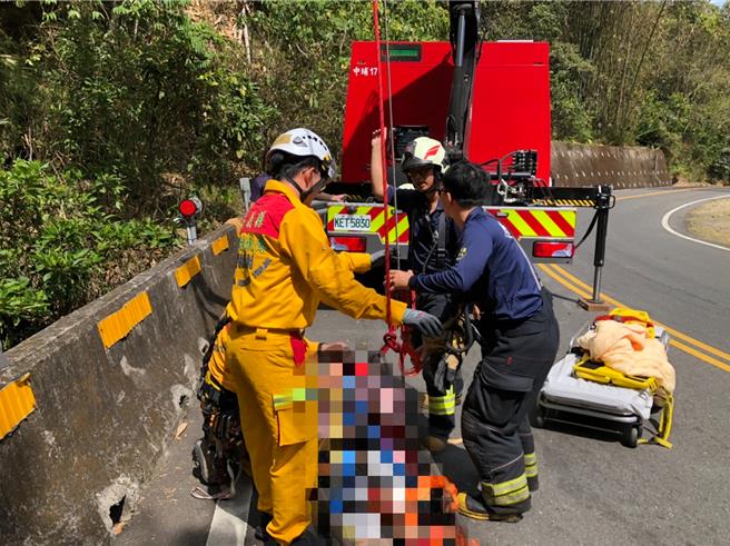嘉義縣消防局中埔分隊將2名摔落山谷的少女吊掛搶救脫困。（嘉義縣消防局提供／廖素慧嘉縣傳真）