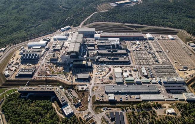 全球最大人造太陽核心裝備安裝，大陸再次承擔。（中核集團微信公眾號）