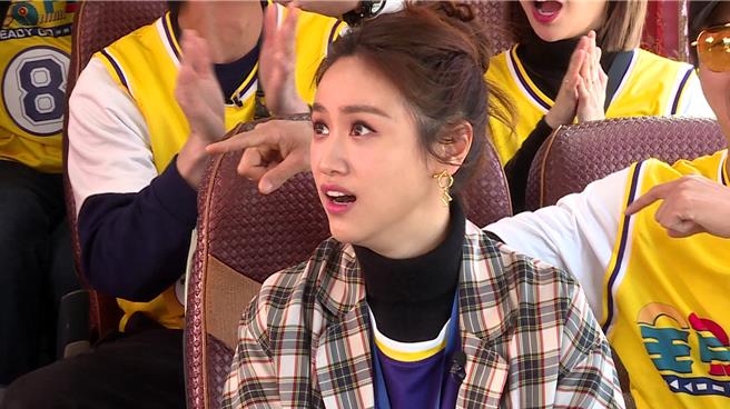 吳姍儒骰盅遊戲連輸，被笑是賠錢貨。（台視提供）