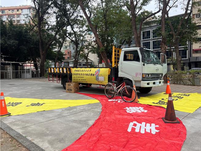高雄市警局交通大隊將大型車開進校園，向學生宣導大型車輛死角與內輪差，提醒上路要注意安全。（警方提供／任義宇高雄傳真）