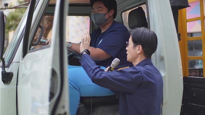 學生上大型車輛體驗死角與內輪差，驚呼「真的看不到」。（警方提供／任義宇高雄傳真）