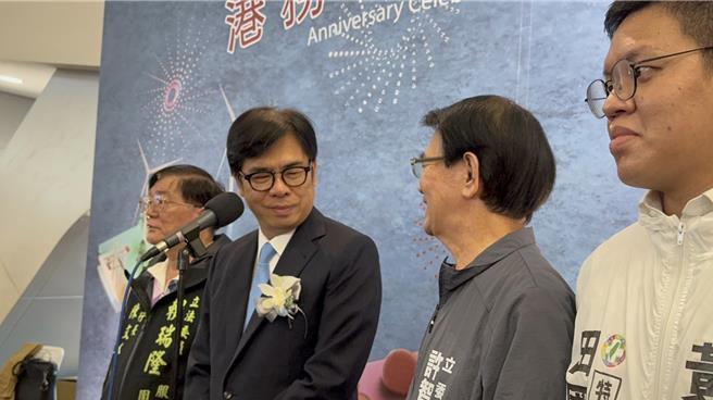 高雄市长陈其迈受访时，还先看了看两边赖瑞隆及许智杰的助理。（洪靖宜摄）