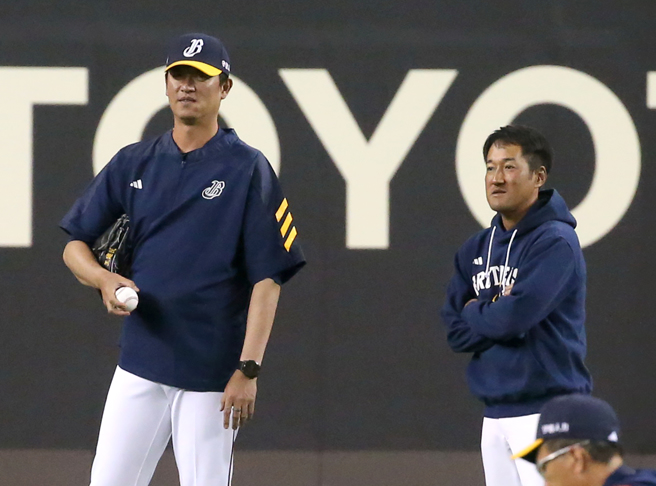 中信兄弟投手教練王建民（左）、總教練平野惠一（右）。（趙雙傑攝）