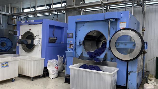 高市府环保局29日接获民眾陈情，称茄萣区涵口圳添志桥旁涵洞有乳白色废水排放情事，查获茄萣区一家列管洗衣业者非法私设塑胶暗管，绕流排放未经处理的洗衣废水，污染二仁溪支流涵口圳水质。（高市府环保局提供／洪浩轩高雄传真）