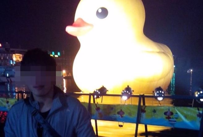 簡姓男子昨(29)日晚間撞死巡查員，也撞進八堵派出所釀1員警身亡，其正面照也曝光了。（圖／翻攝畫面）