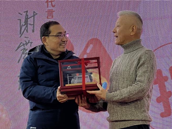 侯友宜（左）回贈戴永輝（右）感謝狀及復康巴士模型。（王揚傑攝）