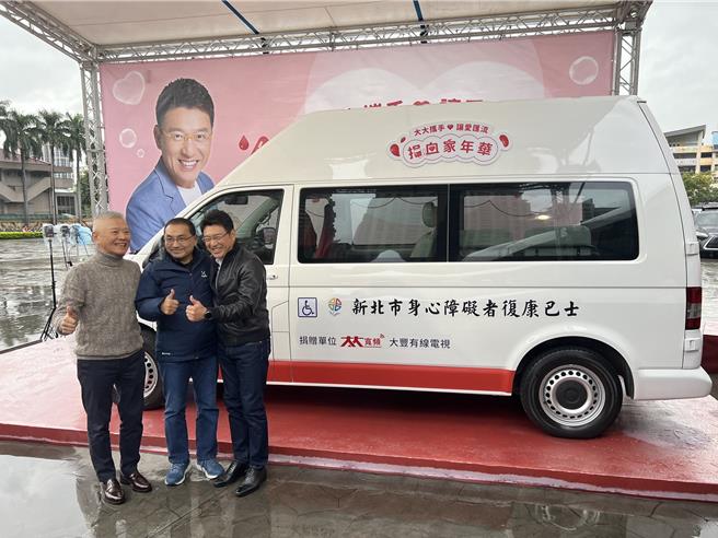 侯友宜、戴永輝及活動代言人謝震武在復康巴士前合影。（王揚傑攝）
